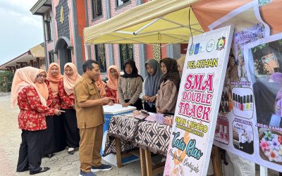 Kepala Sekolah dan Ibu Dharmawanita Dukung Karya Siswa melalui Pembelian Produk Double Track di Festival Ramadhan
