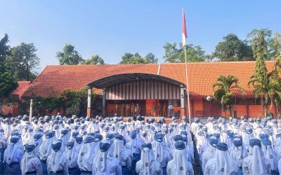 Awali Hari Pertama Masuk Sekolah Pasca Lebaran, SMAN 1 Ngoro Gelar Upacara Bendera dan Halal Bihalal